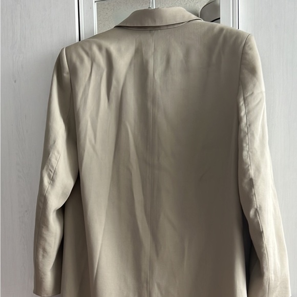 Handcrafted with Italian twill. 
The ideal layering piece. - Picture 3 of 3